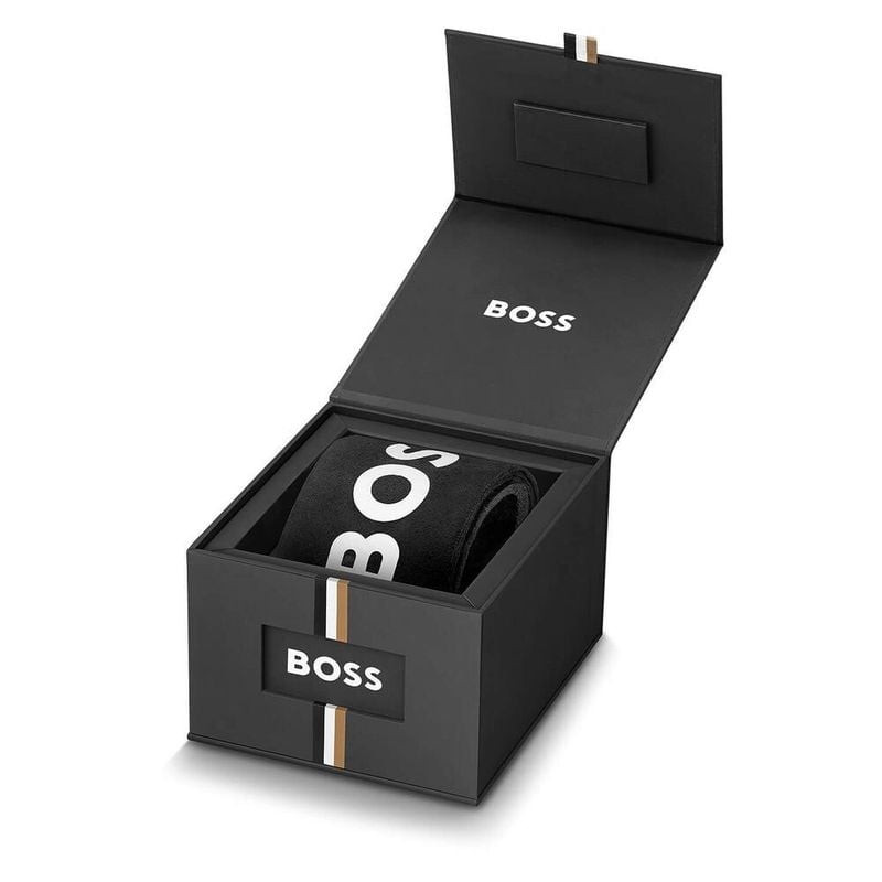 Vue de face de la montre BOSS Principle Dress avec guichet de date visible à 3 heures