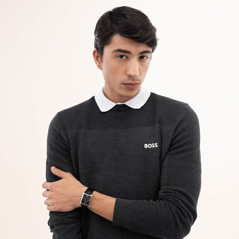 Photo lifestyle de la montre BOSS Principle Dress portée avec une tenue smart casual, bracelet en cu