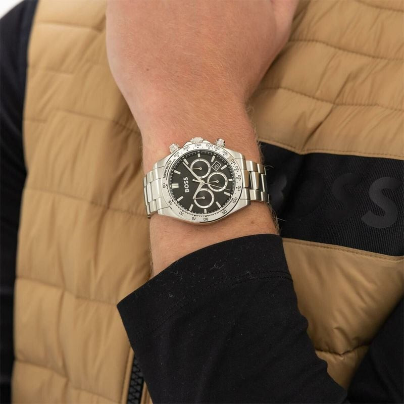 Chronographe analogique BOSS collection Hero 2.0 bracelet acier inoxydable argent porté au poignet