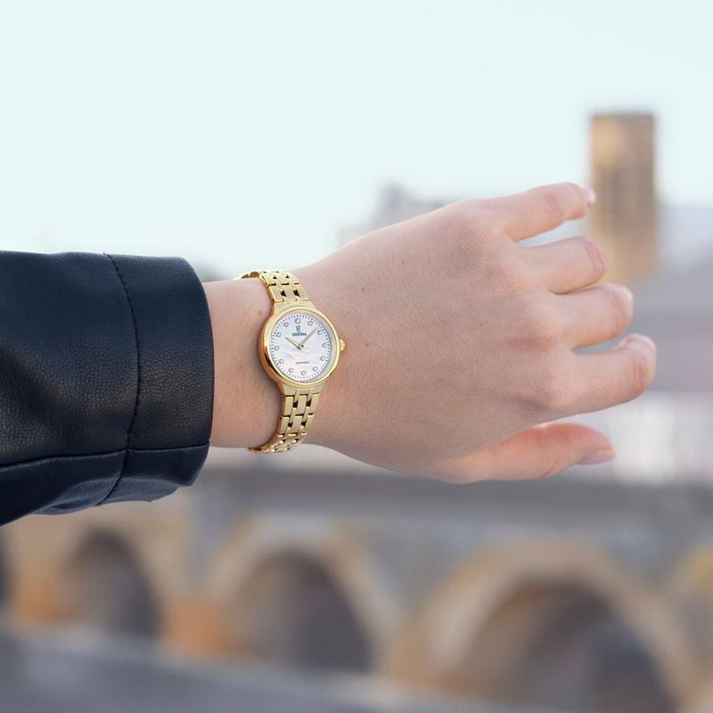 Montre femme Festina 2093486 portée au poignet, boîtier doré et cadran en nacre