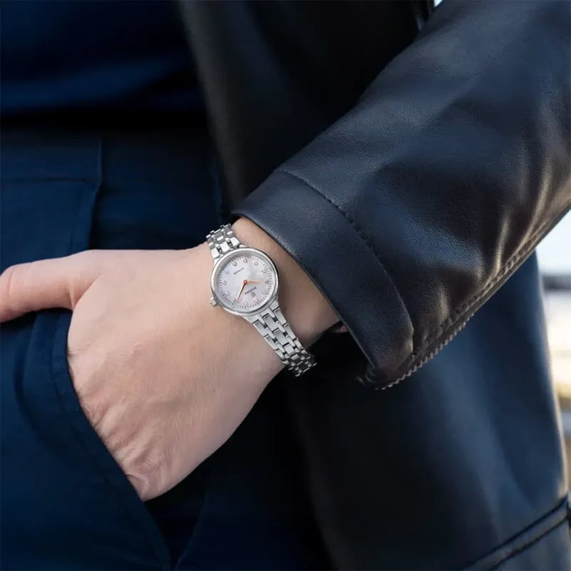 Montre femme Festina 2093484 à cadran nacré portée élégamment au poignet