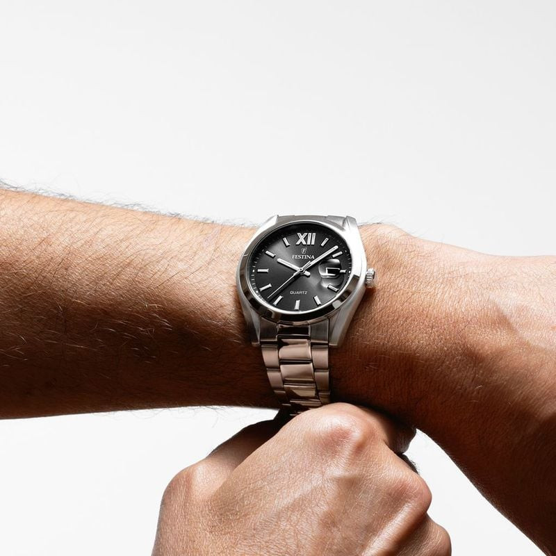 Montre analogique homme Festina Collection Acero Clasico bracelet acier inoxydable portée au poignet