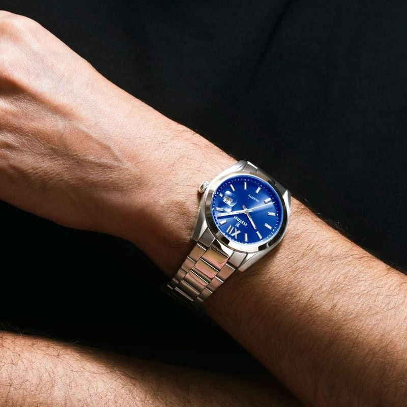 Montre analogique homme Festina Collection Classics bracelet en acier inoxydable argent portée au po