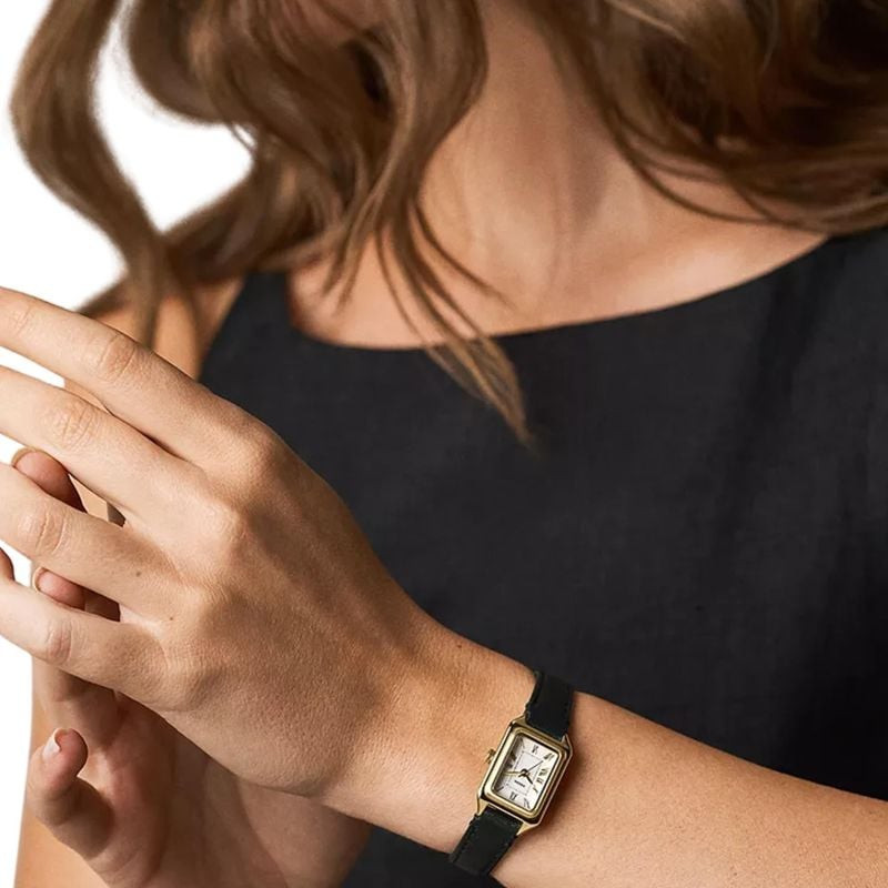 Photo lifestyle mode de la Fossil Raquel Mini 2093544 associée à une tenue élégante, mettant en vale