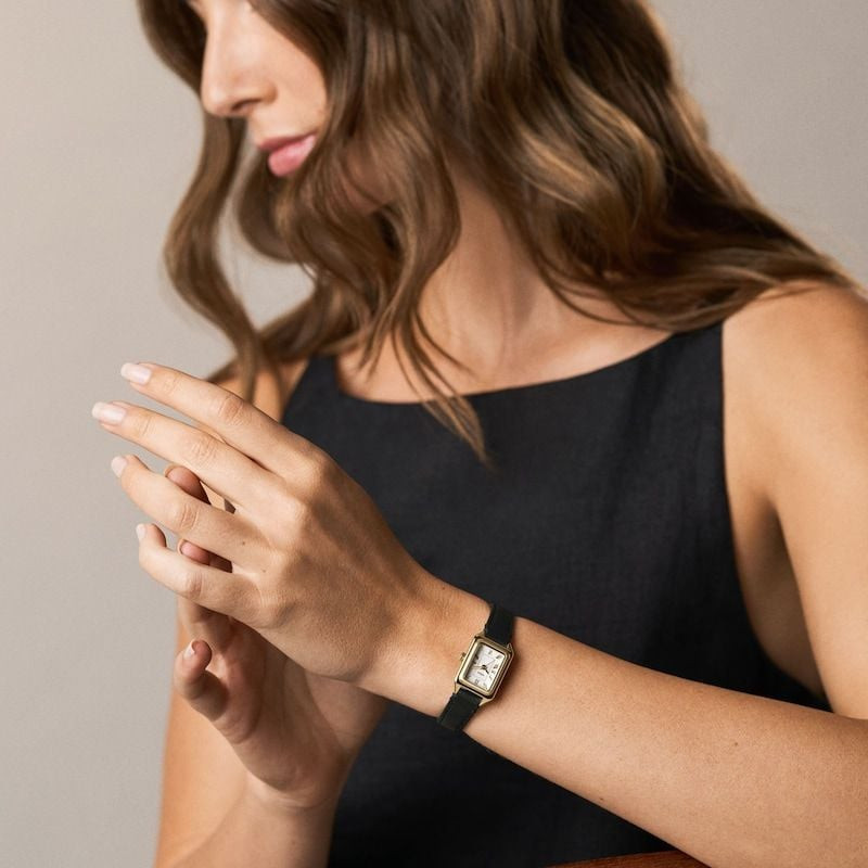 Image lifestyle d'une femme portant la Fossil Raquel Mini 2093544 avec boîtier doré et bracelet noir