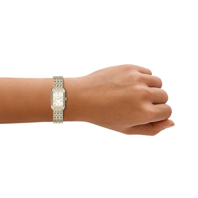 Montre Analogique FOSSIL Collection Raquel bracelet acier bicolore portée au poignet d'une femme