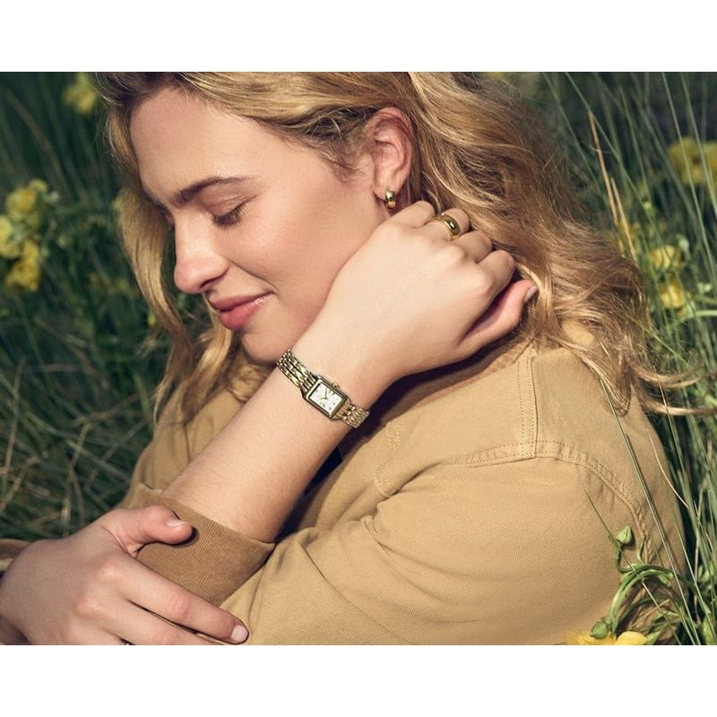 Femme portant la Montre Analogique FOSSIL Collection Raquel bracelet acier bicolore, un accessoire r