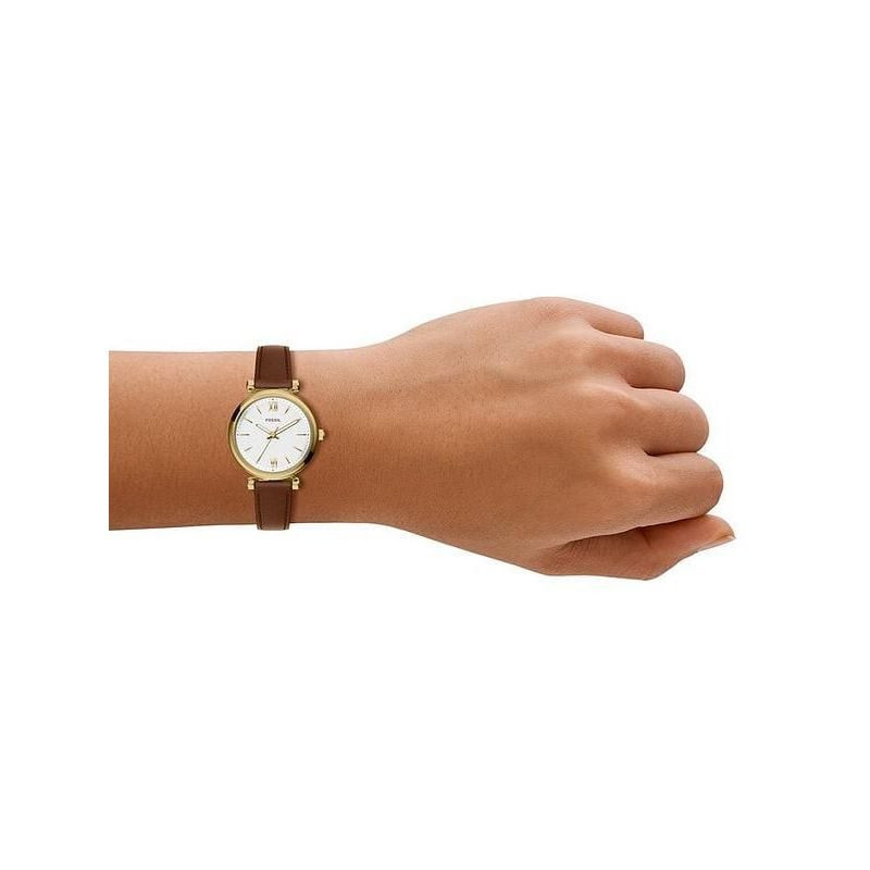 Montre Analogique FOSSIL Collection Carlie Mini Bracelet Cuir Marron portée au poignet