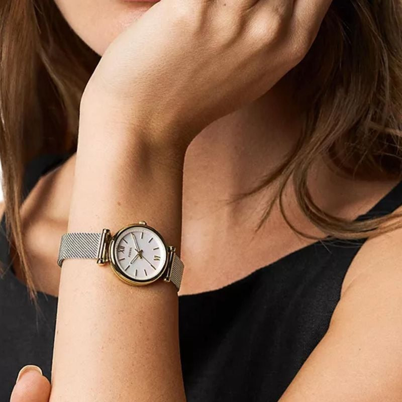 Montre Analogique FOSSIL Collection Carlie bracelet acier argent portée au poignet dans un style élé