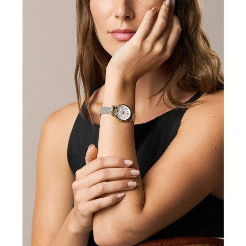 Montre Analogique FOSSIL Collection Carlie bracelet acier argent portée au poignet d'une femme