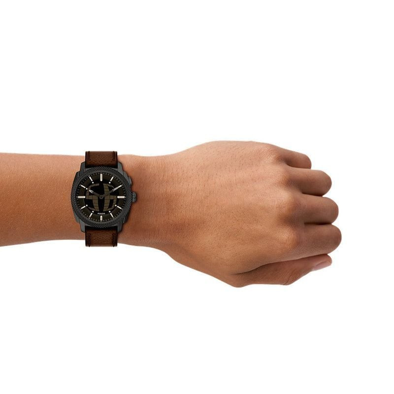 Montre Analogique Fossil Collection Machine Bracelet Cuir Marron portée au poignet, style rétro.