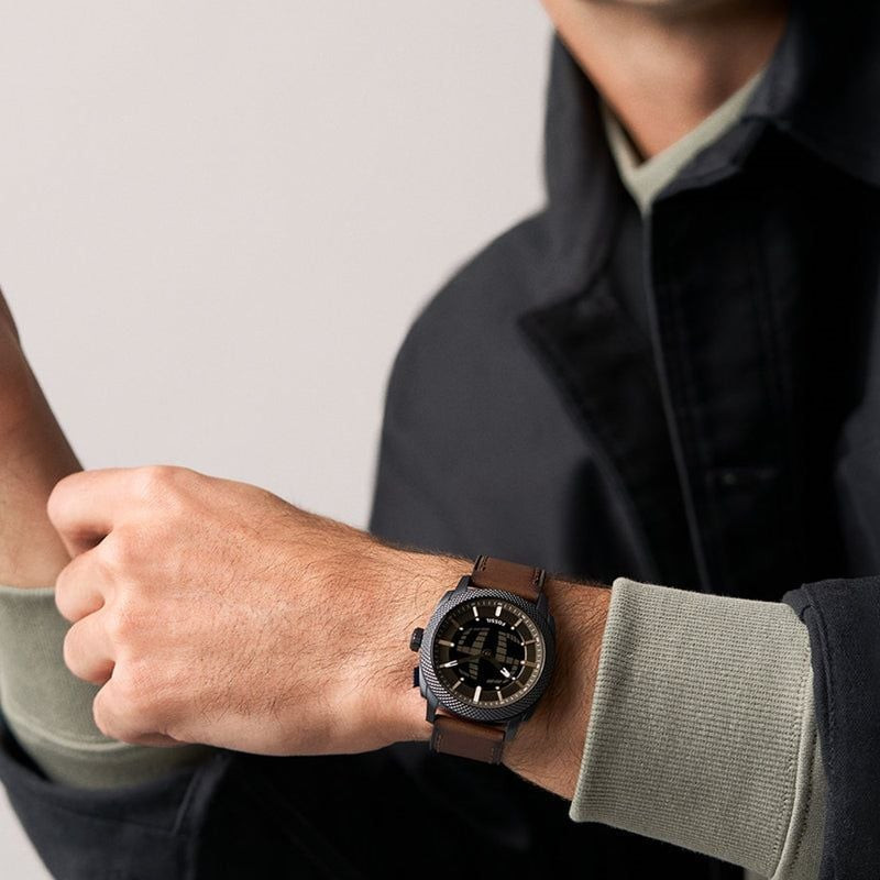 Montre Analogique Fossil Collection Machine Bracelet Cuir Marron portée au poignet d'un homme, style