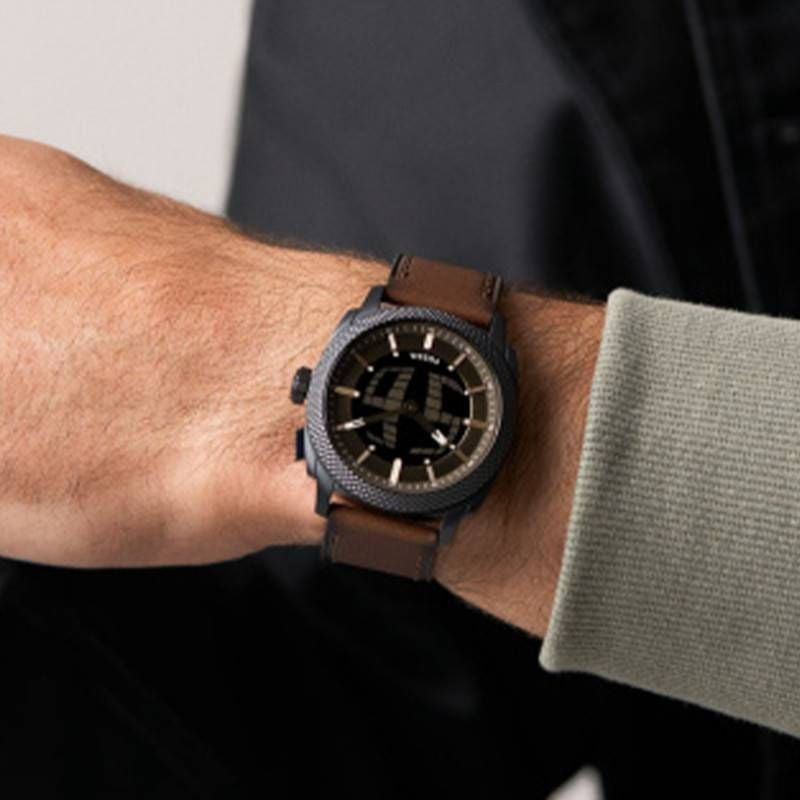 Montre Analogique Fossil Collection Machine Bracelet Cuir Marron portée au poignet, style rétro