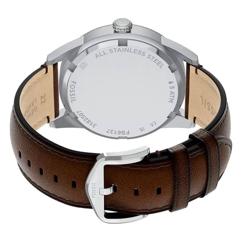 Gros plan sur le boîtier en acier inoxydable et la couronne de la Fossil Pearson FS6137, finition po