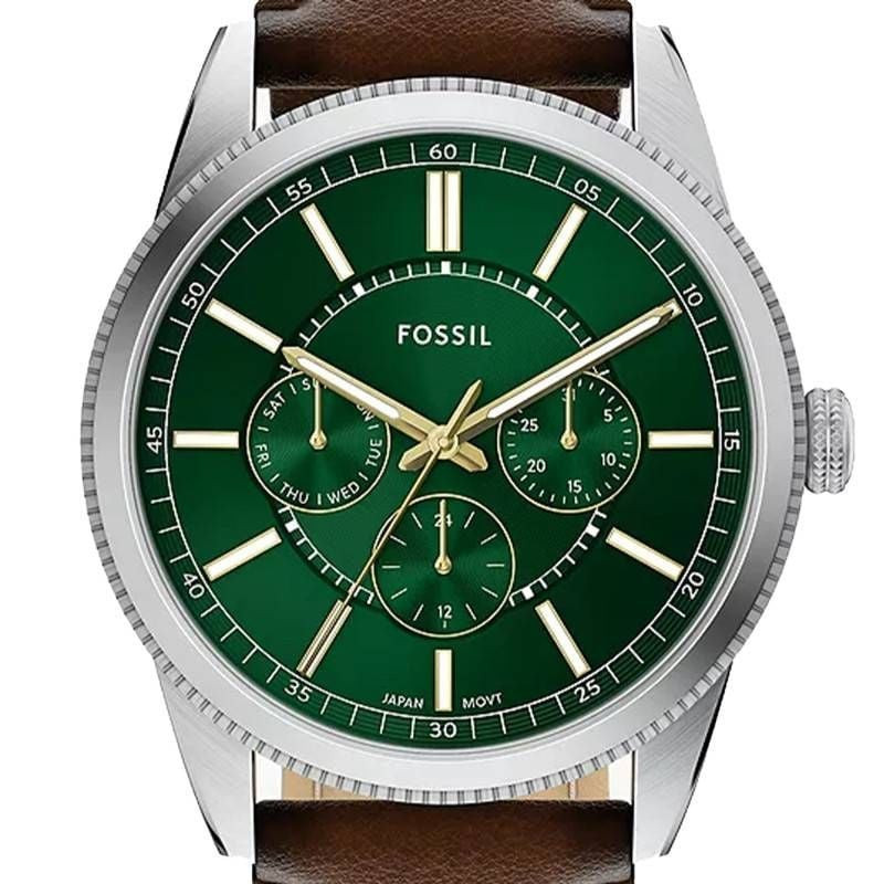 Détail du verre minéral et de la lunette de la montre Fossil Pearson FS6137 reflétant la lumière aut