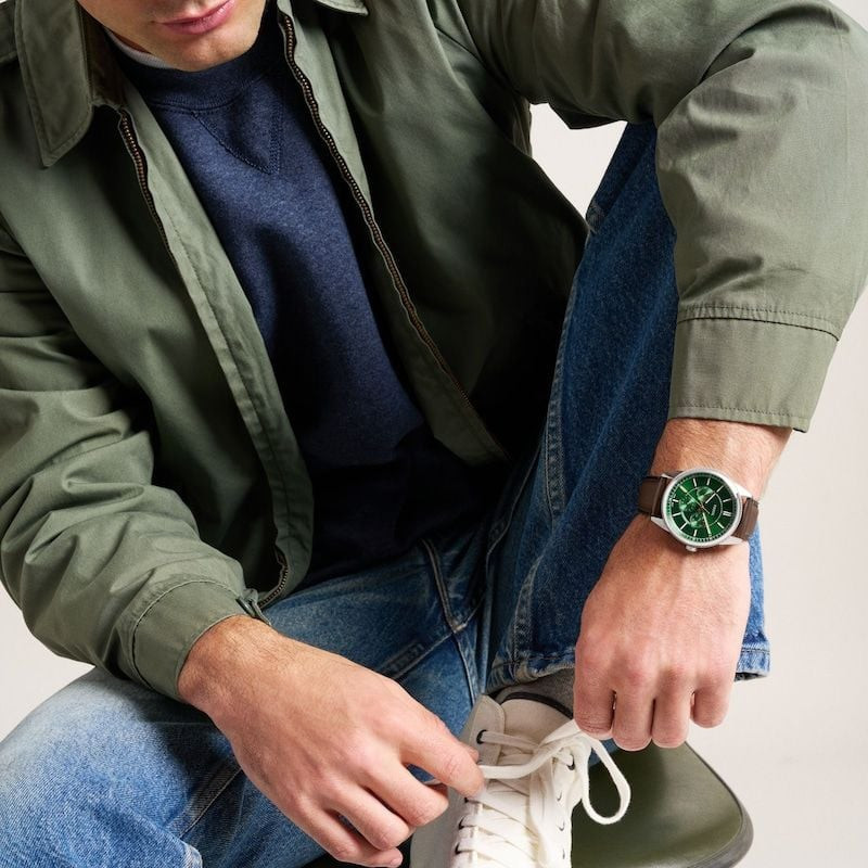 Photo lifestyle de la montre homme Fossil Pearson FS6137 portée au poignet avec tenue décontractée.