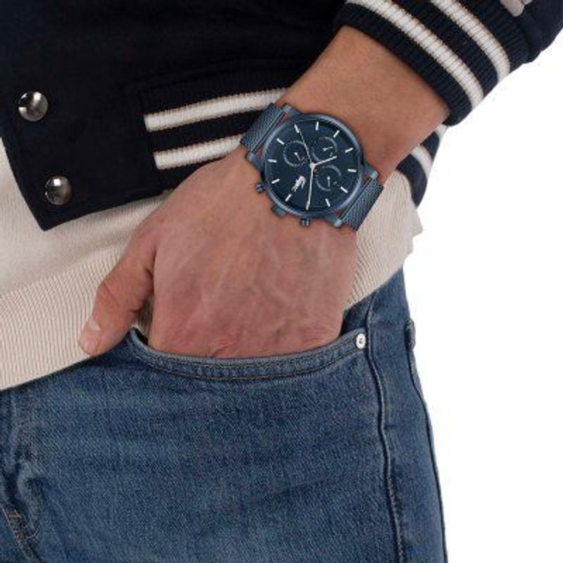 Montre Analogique LACOSTE Collection Replay Chronographe Bracelet Acier Bleu élégante au poignet