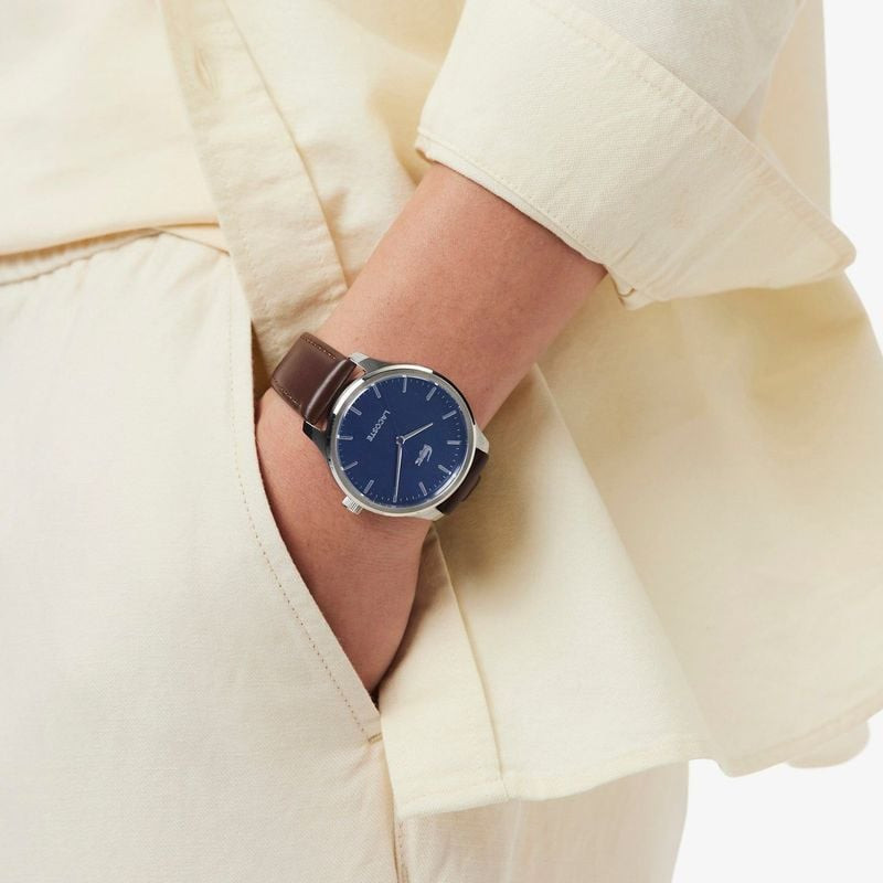 Montre Analogique à Quartz LACOSTE Collection Lisbon bracelet cuir marron portée au poignet d'un hom