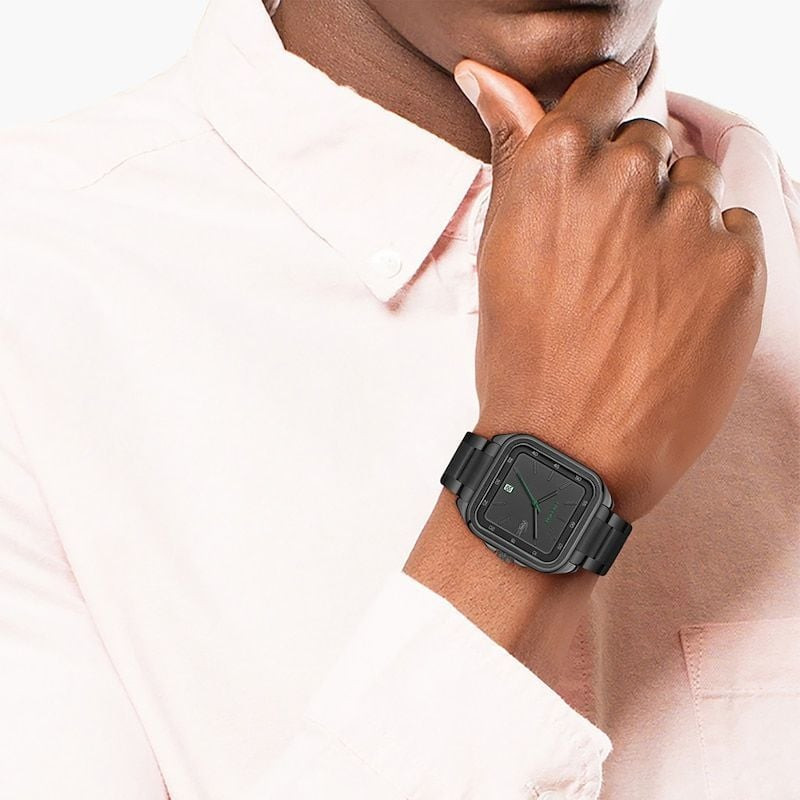 Montre Analogique LACOSTE Collection Lacoste.12.12 Up bracelet acier noir portée au poignet dans un 