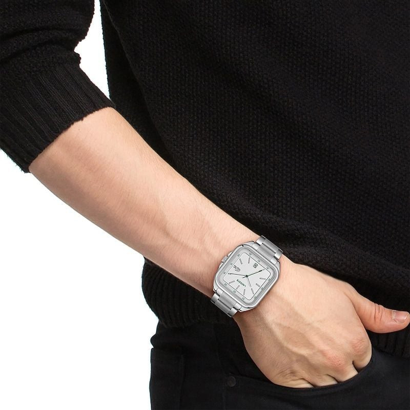 Photo lifestyle d'un homme portant la montre Lacoste 2093605 au poignet, assortie à une tenue décont