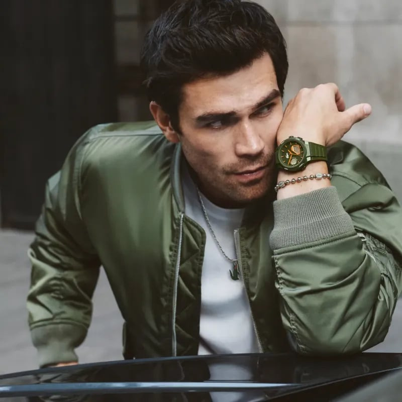 Montre Analogique et Digitale LACOSTE LC33 Bracelet Silicone Kaki portée en extérieur par un homme