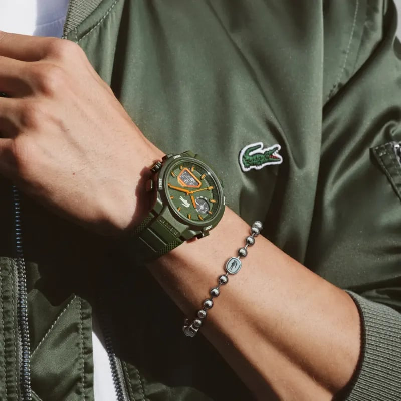 Montre Analogique et Digitale LACOSTE LC33 Bracelet Silicone Kaki portée au poignet lors d'une activ