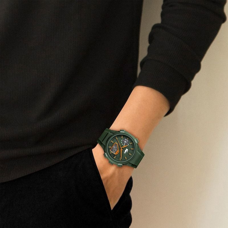 Montre Analogique et Digitale LACOSTE LC33 Bracelet Silicone Kaki portée en extérieur