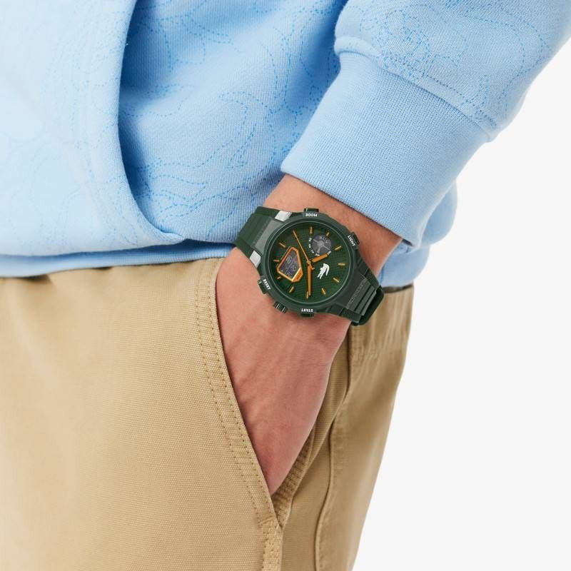 Montre Analogique et Digitale LACOSTE LC33 Bracelet Silicone Kaki au poignet : look sport-chic.