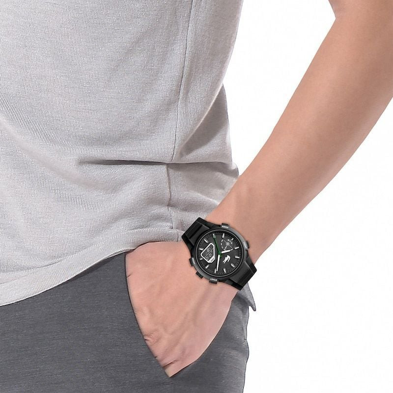 Montre Analogique et Digitale LACOSTE Collection LC33 Bracelet Silicone Noir portée au poignet dans 