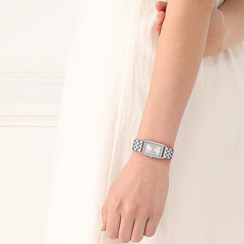 Image lifestyle de la montre Lacoste Catherine 2093596 au poignet d'une femme, avec tenue chic décon