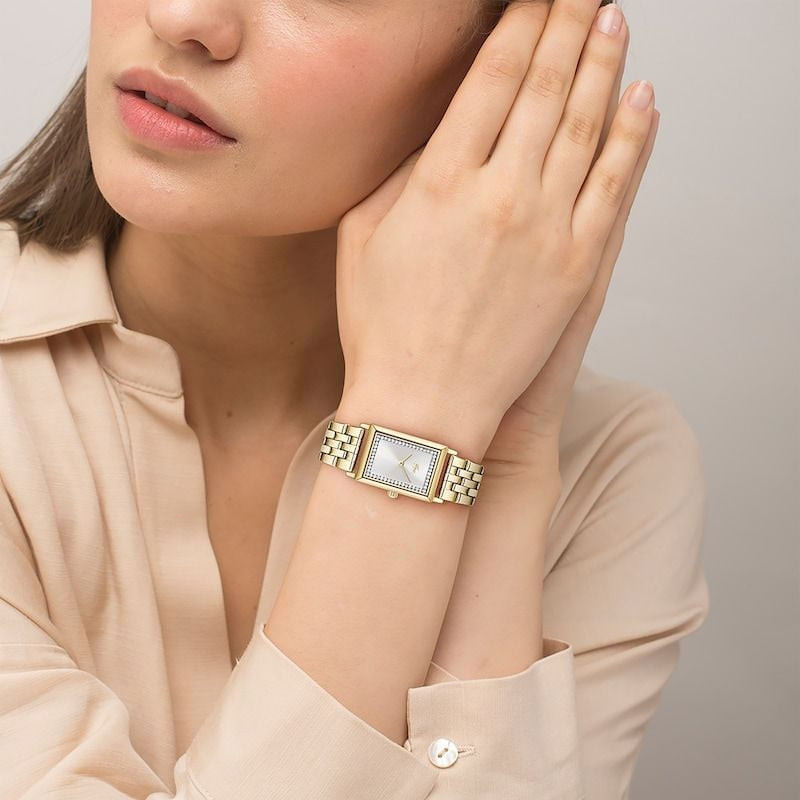 Montre Analogique LACOSTE Collection Catherine bracelet acier doré maillons sur le poignet d'une fem