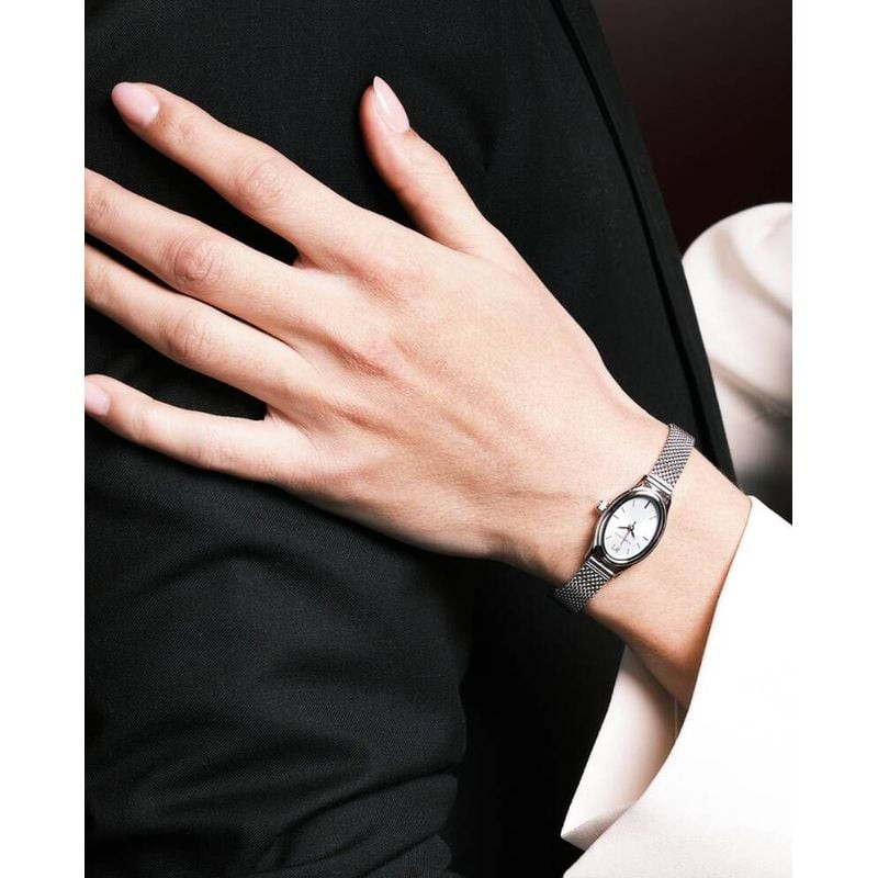 Montre Analogique Pierre Lannier Collection Ovalia Bracelet Acier Milanais Argenté portée au poignet