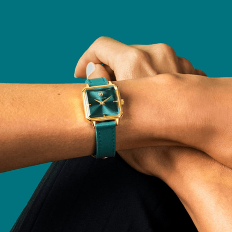 Montre Analogique PIERRE LANNIER Collection Léonor Bracelet Cuir Vert portée au poignet d'une femme 