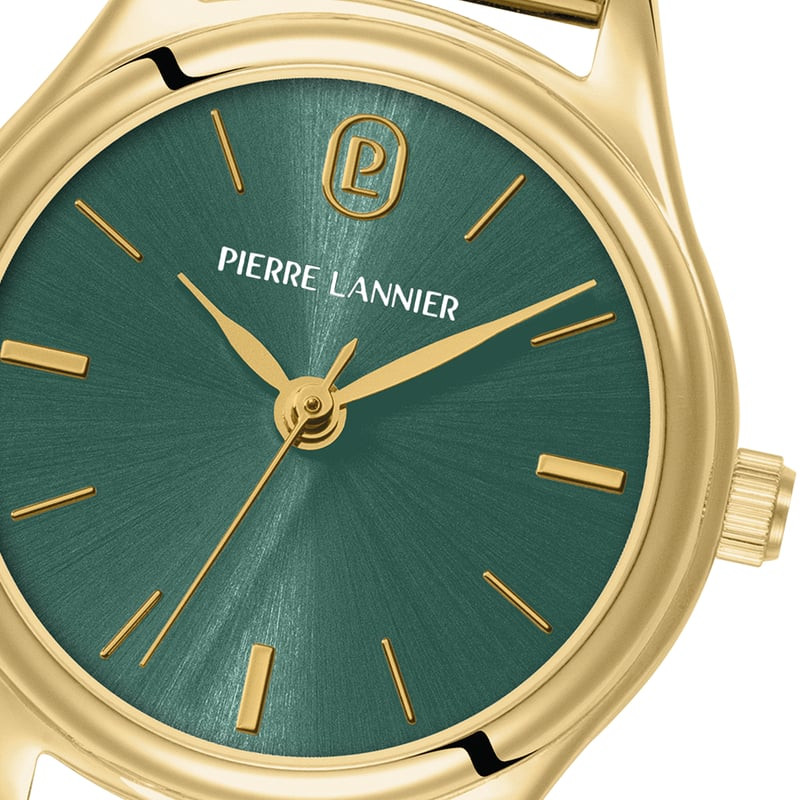Gros plan sur Pierre Lannier Pya 021K572 : cadran vert soleillé, aiguilles et index dorés, lunette g