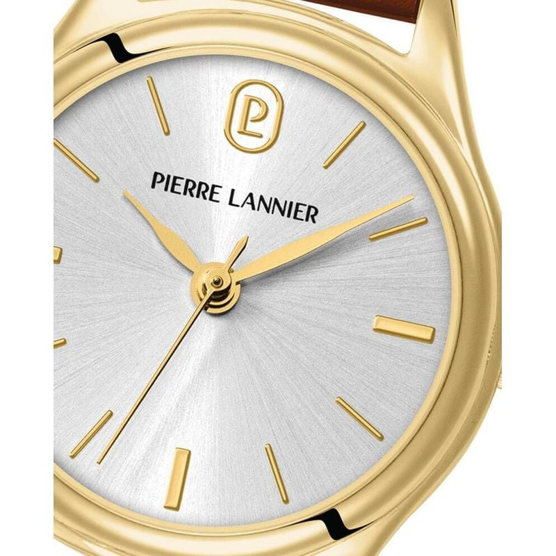 Gros plan du cadran de la montre Pierre Lannier 2094730 avec finition soleillée argentée et aiguille