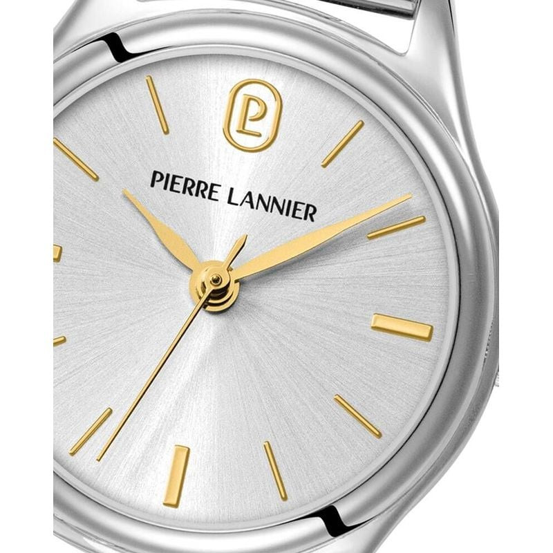 Gros plan sur le cadran et la texture du bracelet milanais en acier inoxydable de la montre Pierre L