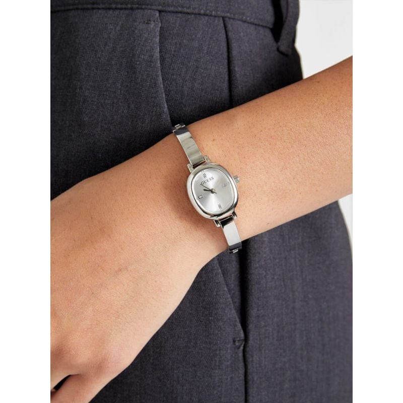 Montre Analogique GUESS Collection Penelope Bracelet Acier Argent au poignet d'une femme
