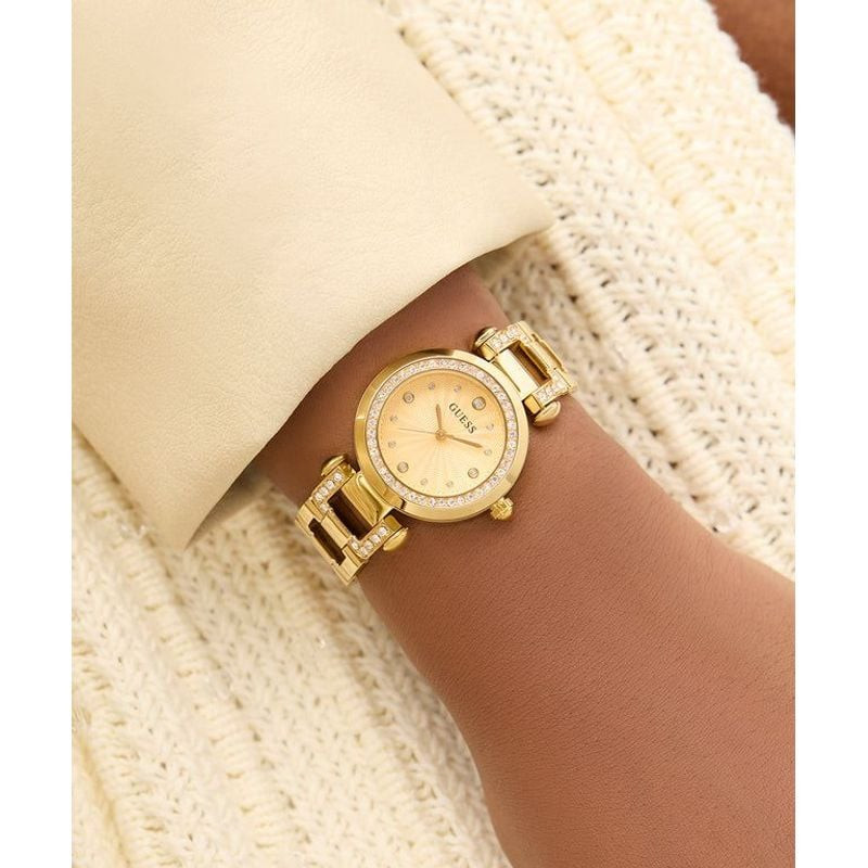 Montre Analogique GUESS Collection Ginger Bracelet Acier Doré portée au poignet, ambiance lifestyle.