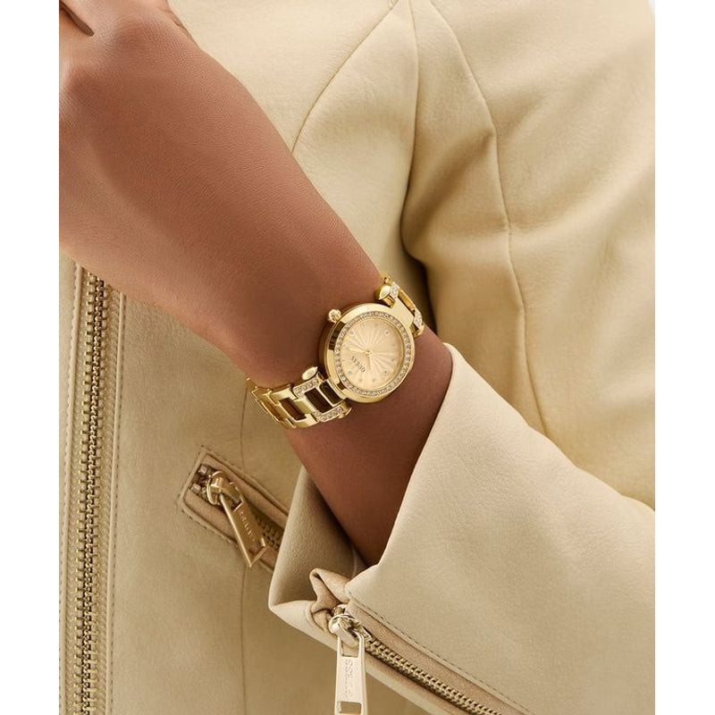 Montre Analogique GUESS Collection Ginger Bracelet Acier Doré portée au poignet, chic et élégante