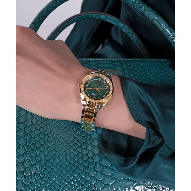 Femme portant la Montre Analogique GUESS Collection Charlotte Bracelet Acier Bicolore au quotidien