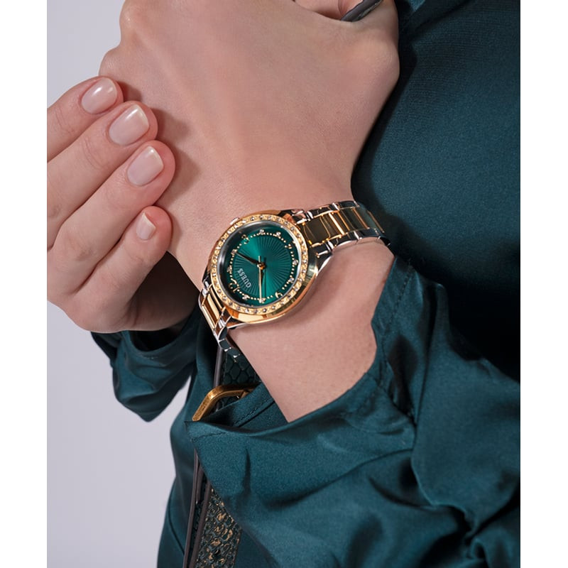 Montre Analogique GUESS Collection Charlotte Bracelet Acier Bicolore portée au poignet avec élégance