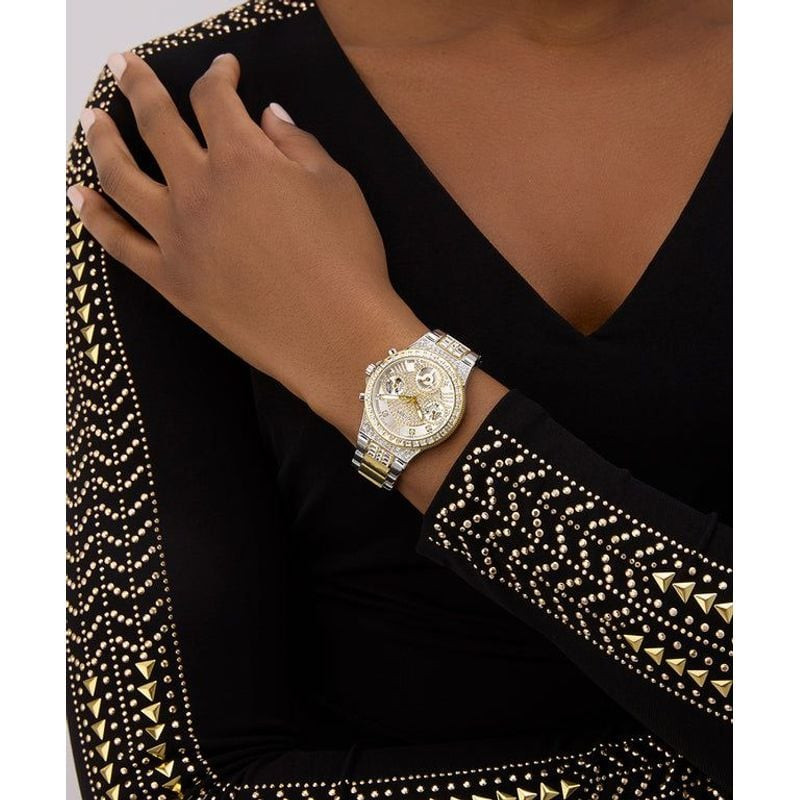 Montre Analogique GUESS Collection Moonlight Bracelet Acier Bicolore Doré portée au poignet avec une