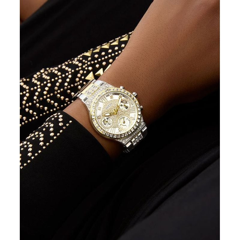 Montre Analogique GUESS Collection Moonlight Bracelet Acier Bicolore Doré sur le poignet d'une femme