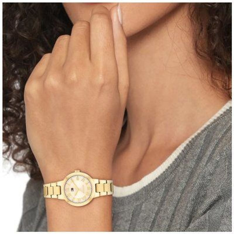 Montre Analogique TOMMY HILFIGER Collection Printemps Été 2026 bracelet acier or au poignet d'une fe