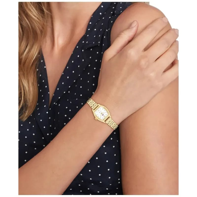 Montre Analogique TOMMY HILFIGER Collection Norah bracelet acier doré portée au poignet dans un styl