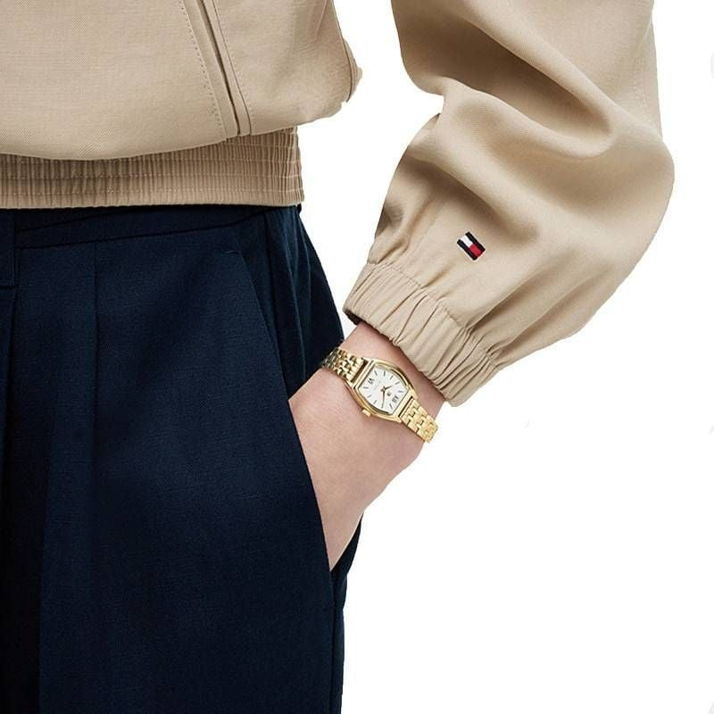 Montre Analogique TOMMY HILFIGER Collection Norah bracelet acier doré portée au poignet