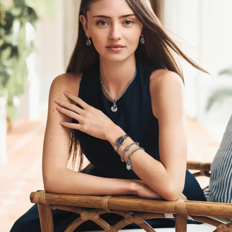 Photo lifestyle d'une femme portant la montre Tommy Hilfiger Norah 1782869 au poignet avec tenue déc