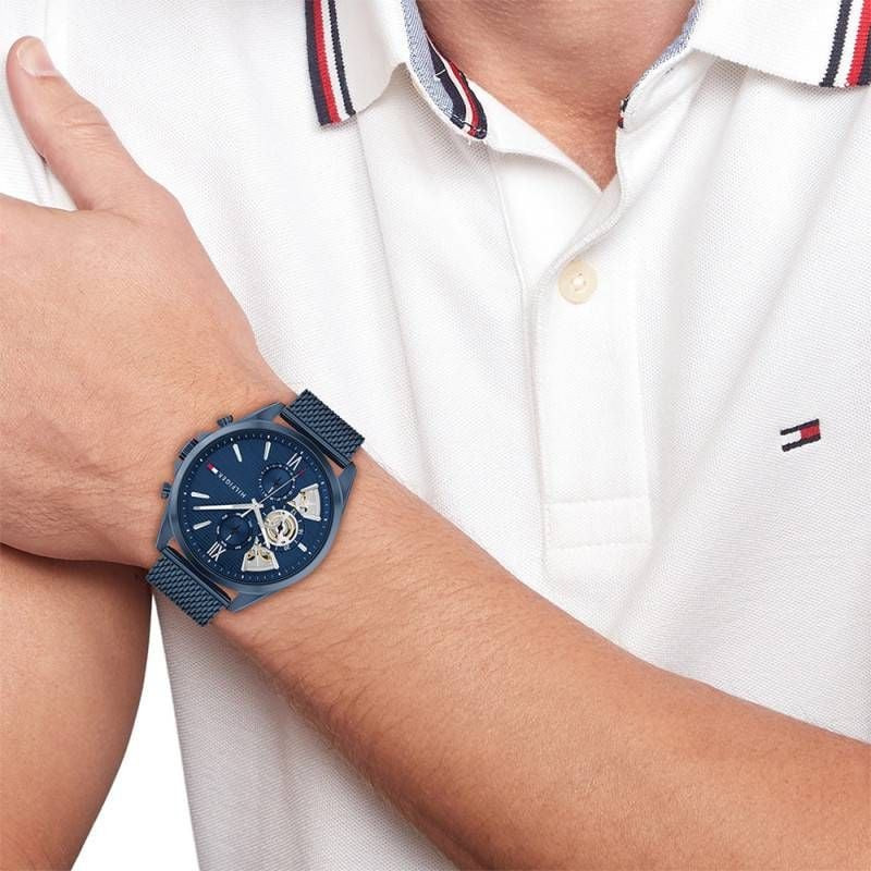 Photo lifestyle de la Montre Analogique TOMMY HILFIGER Collection Baker Bracelet Acier Bleu au poign