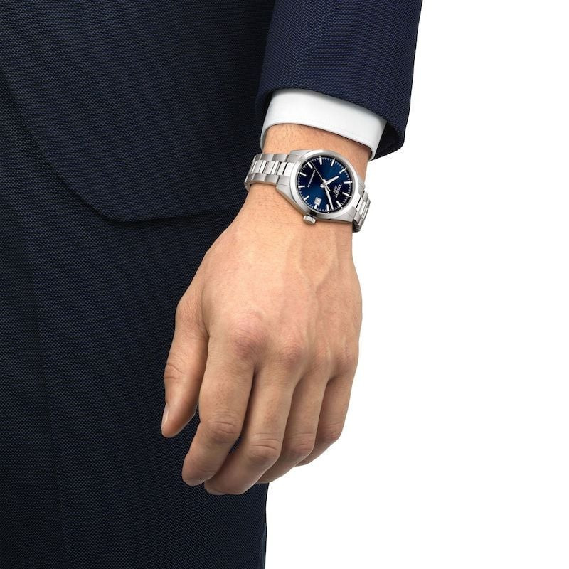 Montre Automatique TISSOT Collection Gentleman Bracelet acier gris portée au poignet d'un homme en t