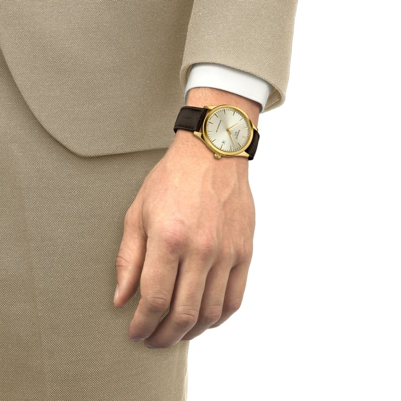 Montre Automatique TISSOT Collection Classic Dream Bracelet cuir marron, portée au poignet dans un c